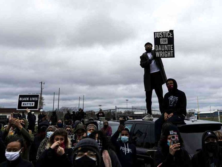 Minneapolis: il 20enne nero ucciso «da agente che pensava di usare il Taser»