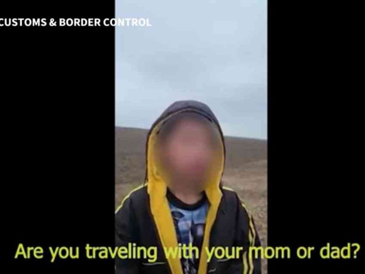 Il bimbo solo nel deserto: ora la mamma si è liberata dai narcos e l'ha raggiunto