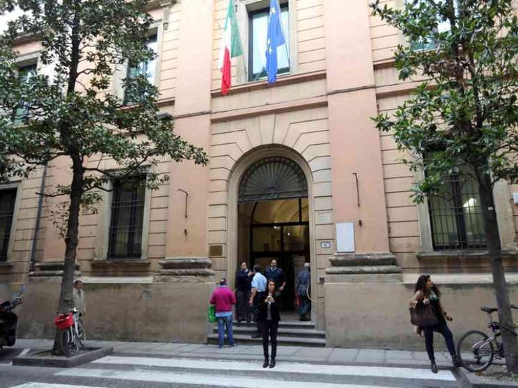 Bologna, il welfare va in tribunale: una madre accusa il Comune
