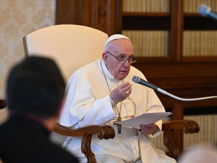 Papa: avere l'umiltà degli anziani che ripetono preghiere apprese da piccoli