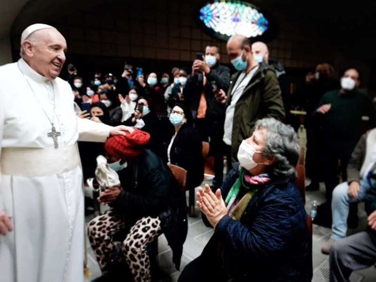 San Giorgio: il Papa festeggia l'onomastico con i poveri (che si vaccinano)