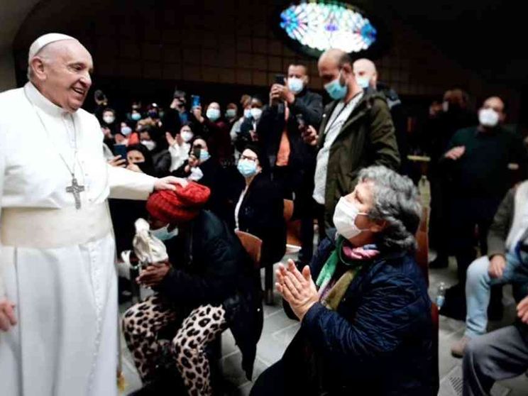 San Giorgio: il Papa festeggia l'onomastico con i poveri (che si vaccinano)