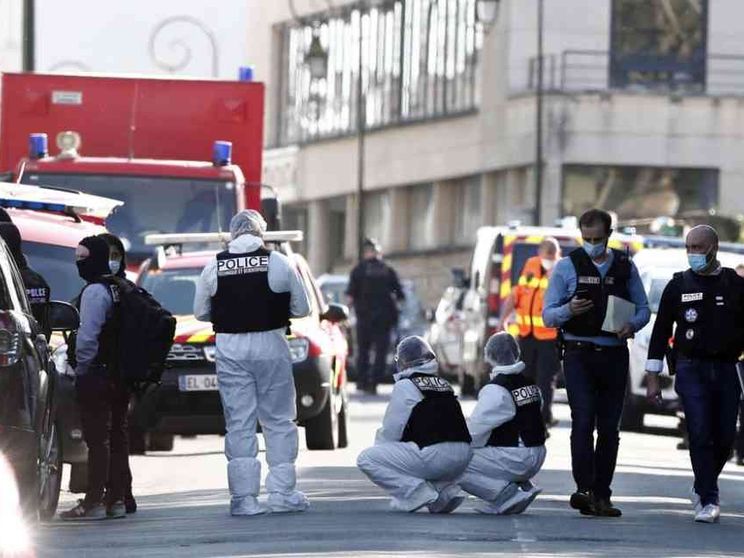 Francia, grida «Allah akbar» e taglia la gola a una poliziotta