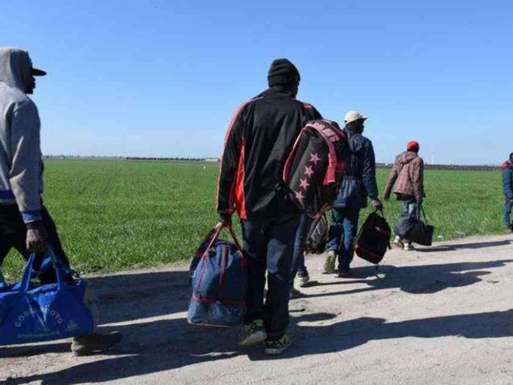 Sparano da un fuoristrada. Colpito un giovane maliano