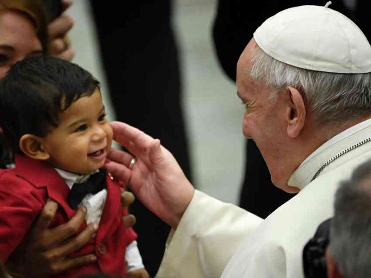 Il Papa aprirà gli Stati Generali della Natalità. Istat: nascite ancora giù
