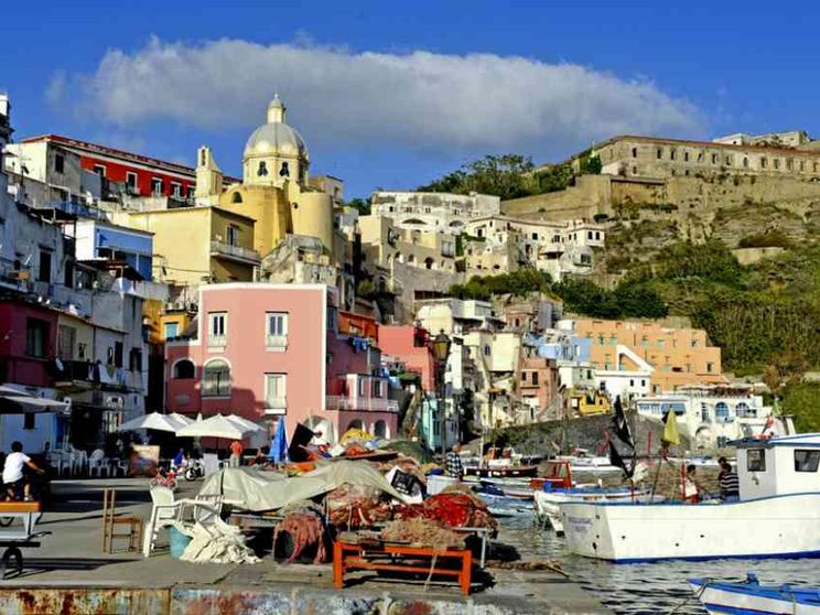 Isole minori, partono le vaccinazioni di massa. «Priorità alle più fragili»