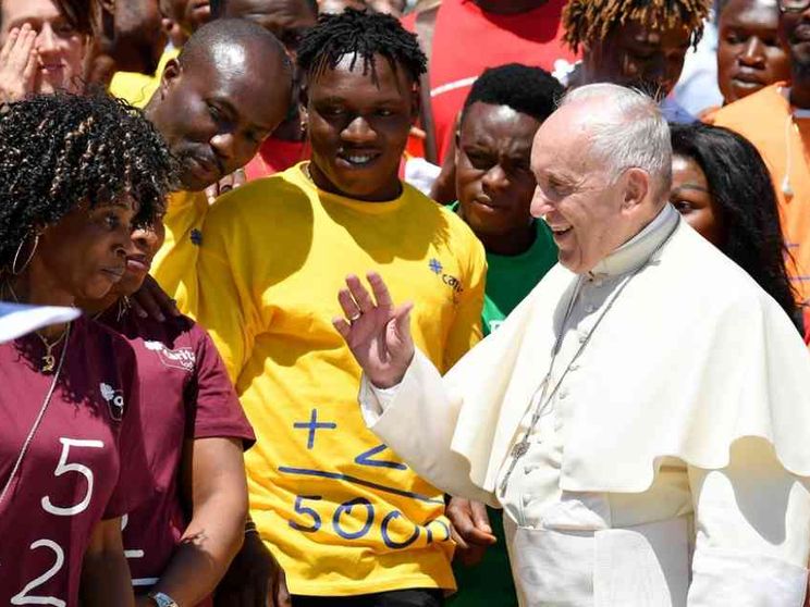 Il Papa: la Chiesa sia sempre più cattolica