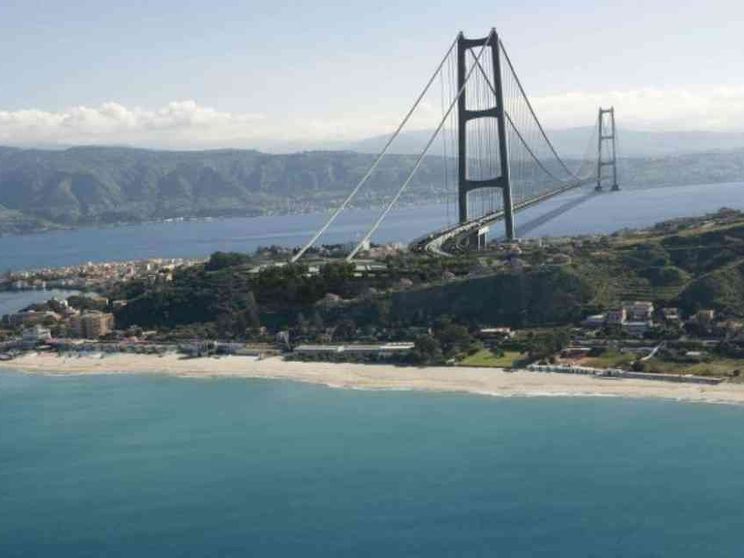 Le fragili e rischiose basi del ponte sullo stretto
