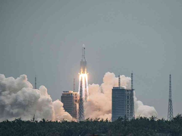 I residui del razzo cinese caduti nell'Oceano Indiano