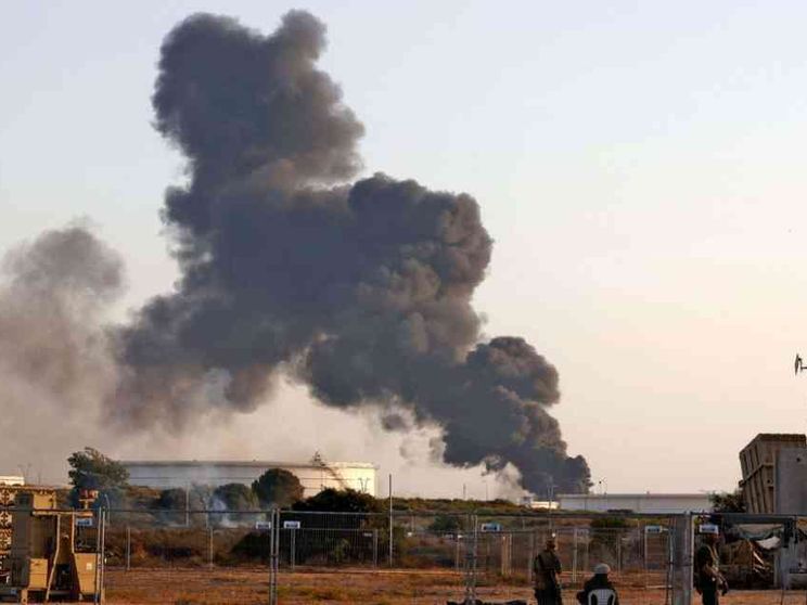 Razzi anche su Tel Aviv, raid contro Gaza. Ormai è guerra