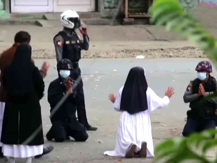 M'inginocchio al mondo per la mia gente di Myanmar