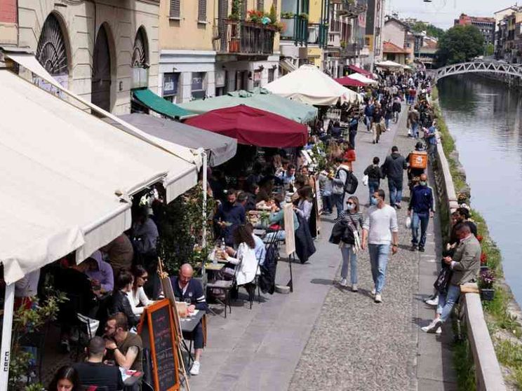 Coprifuoco alle 23, dal 24 le palestre, dal 1° tavoli al chiuso