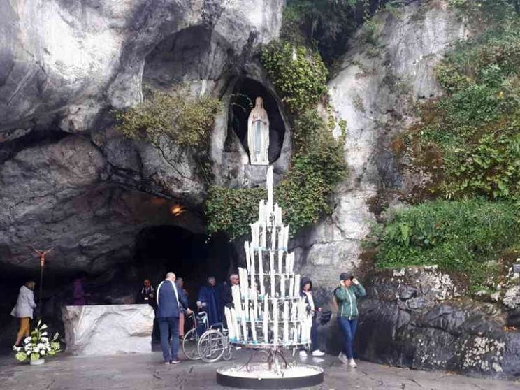 Lourdes prega per la fine della pandemia