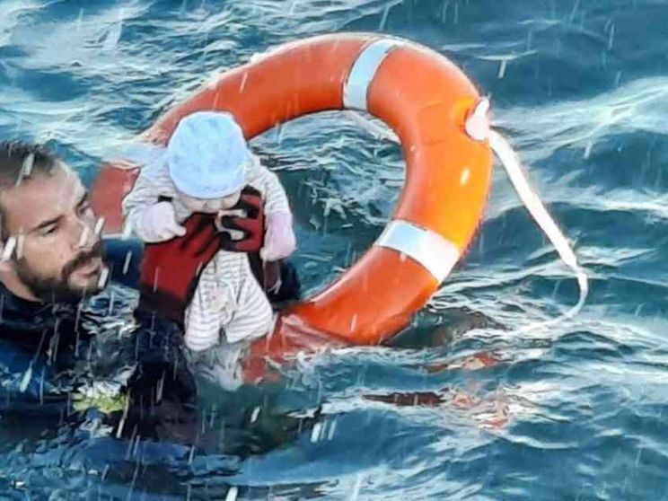 Sta bene il neonato di 2 mesi salvato nella foto simbolo a Ceuta