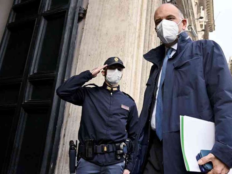 Letta riscopre la tassa di successione «per aiutare i giovani». Stop di Draghi