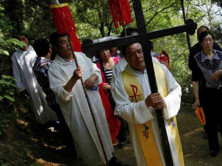 La polizia irrompe nel seminario diocesano. Fermati vescovo e 7 sacerdoti