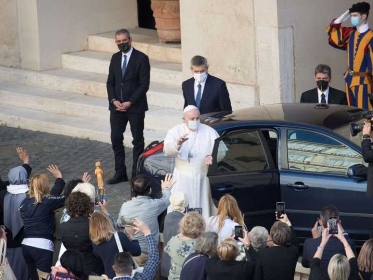 Il Papa: «La preghiera non è una bacchetta magica, è un dialogo»