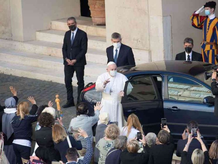 Il Papa: «La preghiera non è una bacchetta magica, è un dialogo»