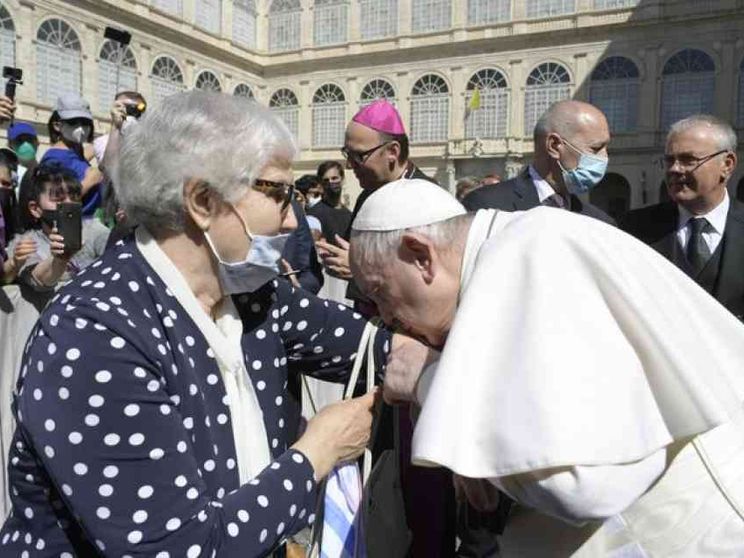 Il Papa bacia il "marchio" della deportata ad Auschwitz