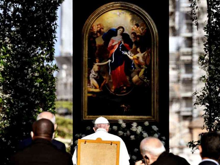 Nel 1986 il gesuita Bergoglio "folgorato" dalla Madonna che scioglie i nodi