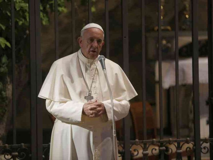 Il Papa conclude la maratona di preghiera nei Giardini vaticani