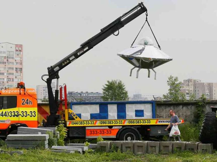 Sono ritornati i dischi volanti. Ma forse gli alieni siamo noi