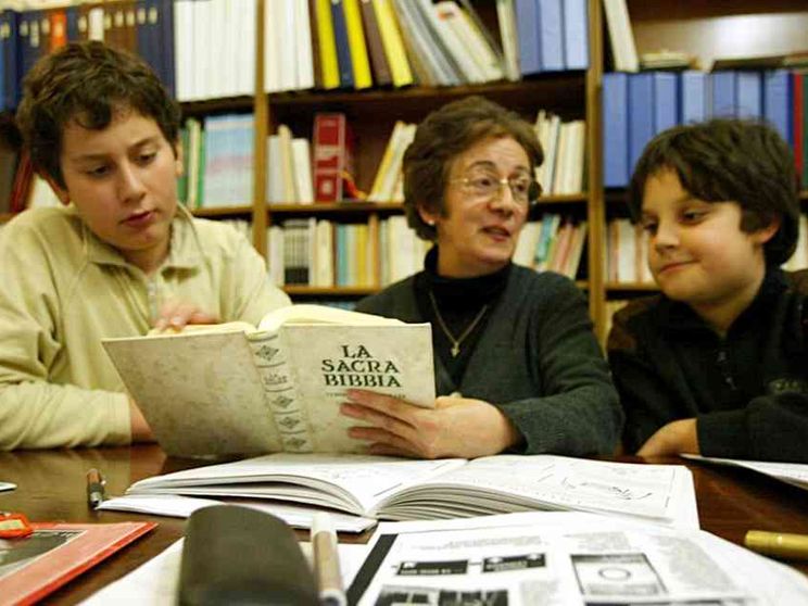 Donna, colta, tra i 40 e i 60 anni: ecco l'identikit del catechista