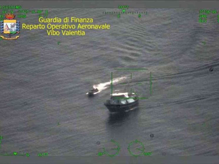 Scoperta e bloccata la nave madre che ha trainato la "barca dei minori"