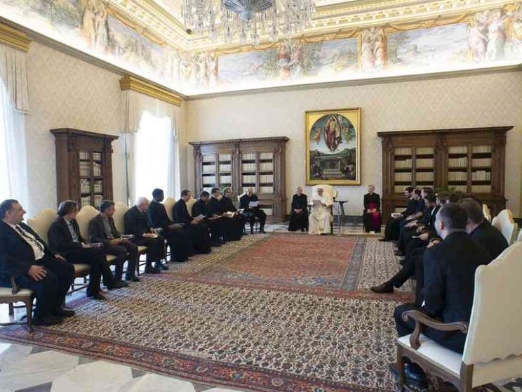 Papa Francesco: no ai preti "superman", nella fragilità si incontra il Signore