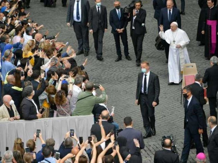 Il Papa: non è sana una preghiera che sia aliena dalla vita