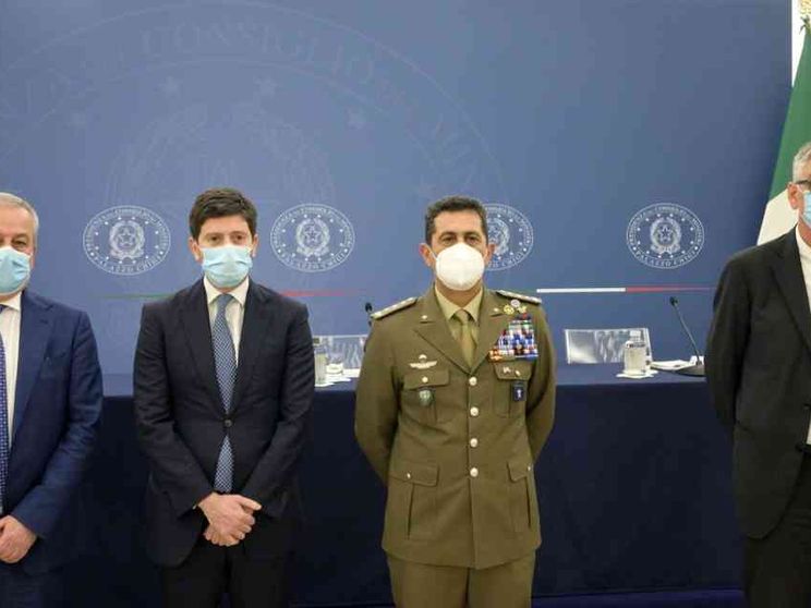 Stop ad AstraZeneca sotto i 60 anni. Seconda dose con Pfizer o Moderna