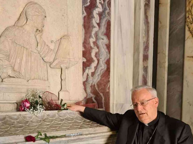 Il cardinale Bassetti prega sulla tomba di Dante Alighieri