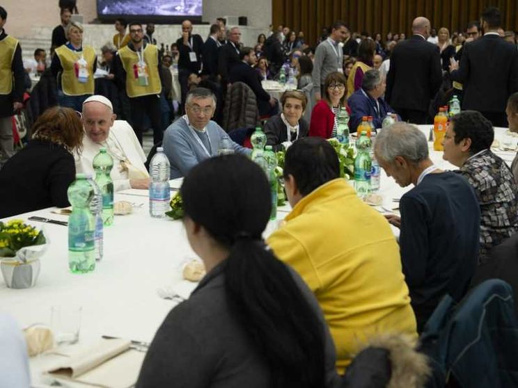 Il Papa: ignorare i poveri mette in crisi il concetto di democrazia