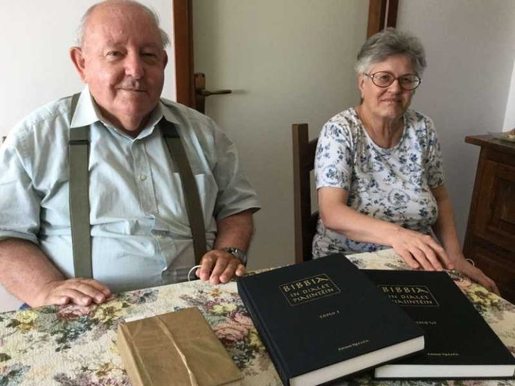Il pensionato che ha tradotto la Bibbia in "piasintein"
