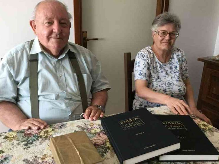 Il pensionato che ha tradotto la Bibbia in "piasintein"