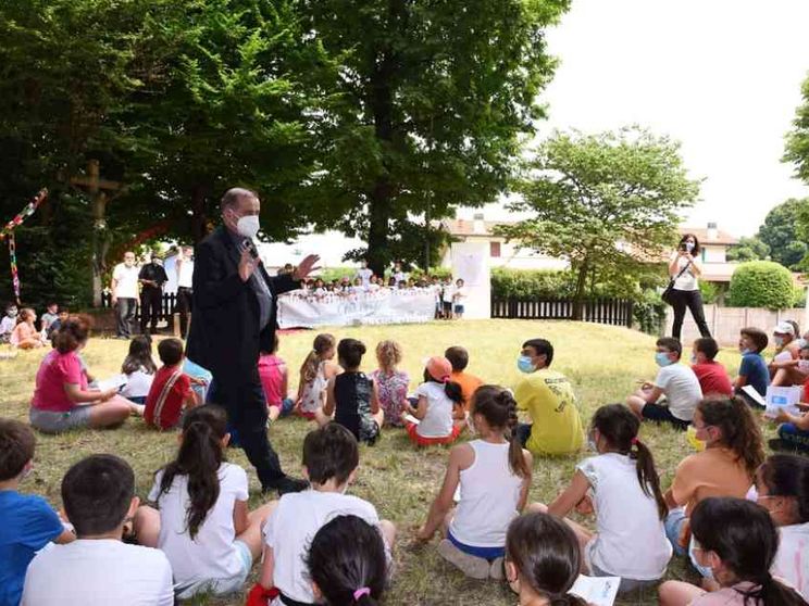 L'arcivescovo Delpini ai ragazzi dell'oratorio: «Siate audaci e coraggiosi»