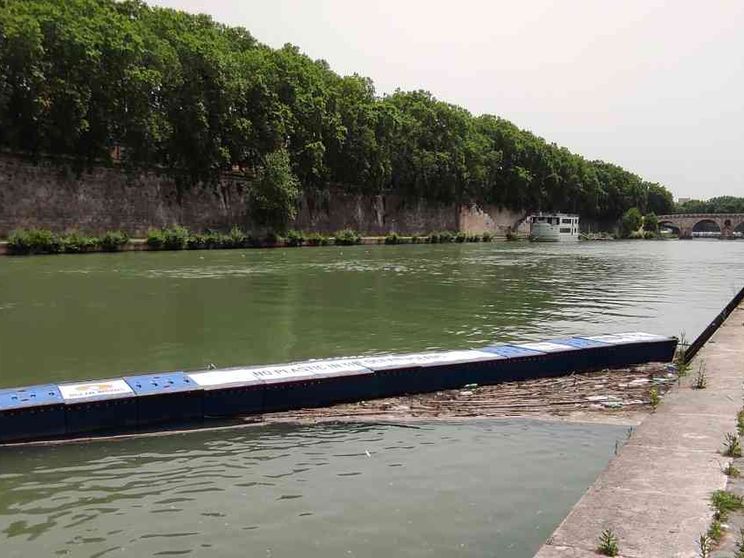 Roma, sul Tevere le barriere che salvano il mare dai rifiuti