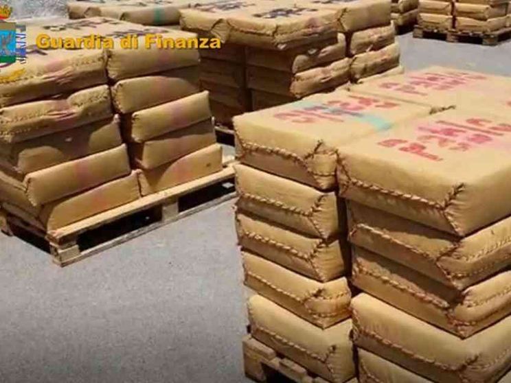 La Guardia di Finanza ha sequestrato 6 tonnellate hashish a bordo di veliero