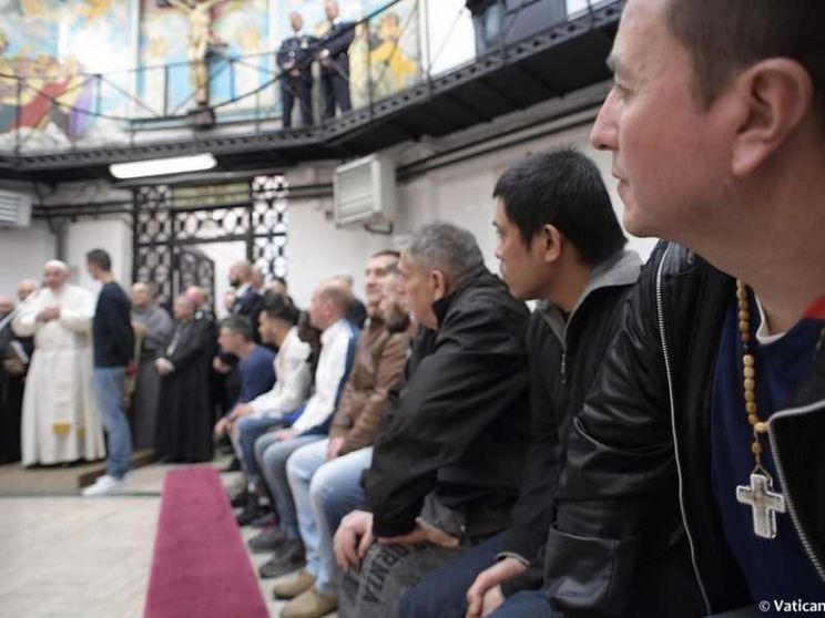 Il Papa incontra 20 detenuti di Rebibbia: «Grazie per il dono della speranza»