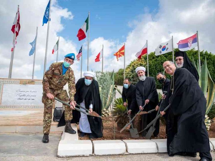 Leader religiosi in preghiera per la pace nella base dei caschi blu italiani