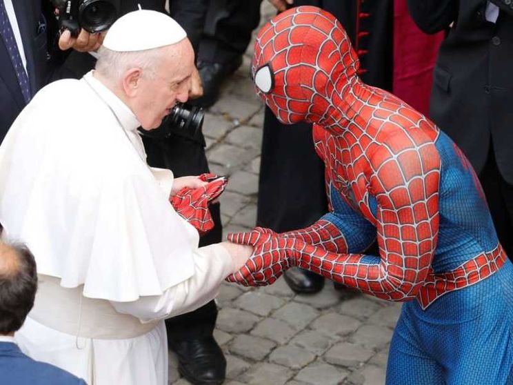 Papa Francesco incontra Spiderman (è il Supereroe in corsia)