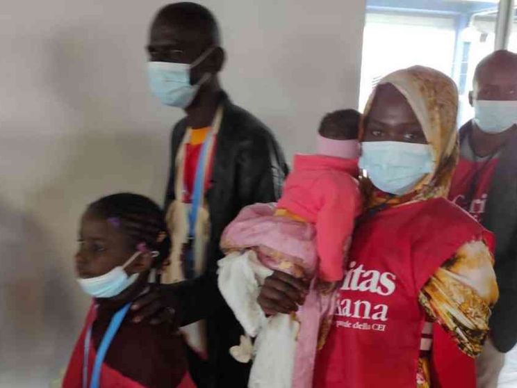 Corridoi umanitari, arrivati a Fiumicino 45 profughi dal Niger