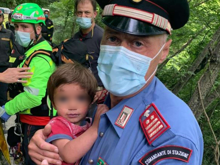 Trovato, e sta bene, il bimbo di 2 anni scomparso nei boschi