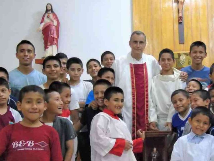 Si finse trafficante d'organi per salvare 14enne: prete premiato in Spagna