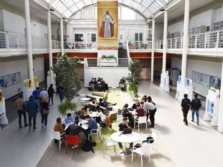 Università Cattolica, una piazza affacciata sul mondo