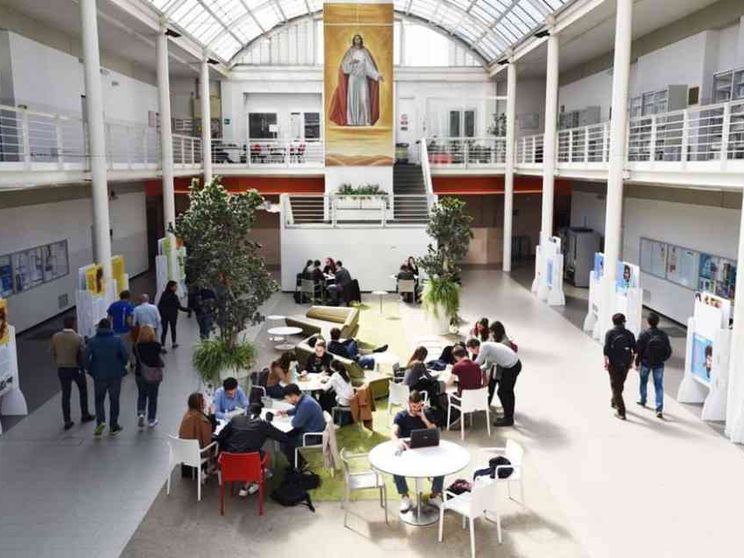 Università Cattolica, una piazza affacciata sul mondo