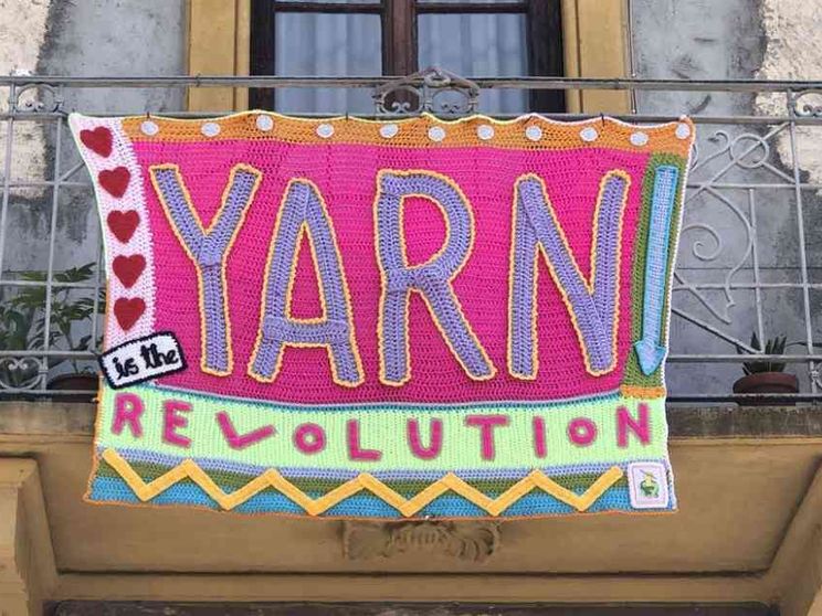 Il fenomeno Yarn Bombing, la città lavorata all'uncinetto