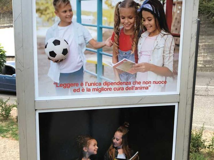 La vecchia cabina telefonica diventa biblioteca per i bimbi (e le mamme)