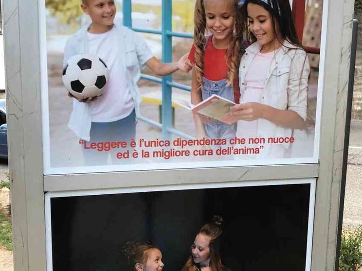 La vecchia cabina telefonica diventa biblioteca per i bimbi (e le mamme)