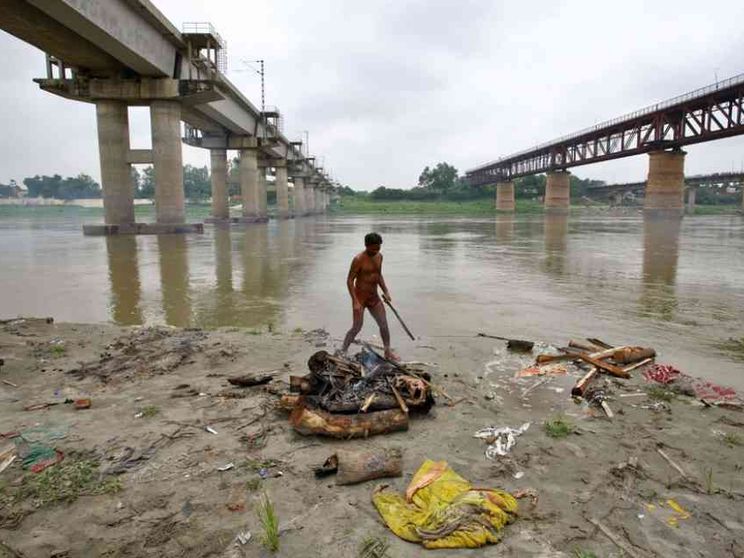 Il Gange restituisce i cadaveri dei più poveri, in gran parte morti per il Covid